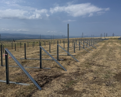 ISOTEC Solar ISOGROUND montaj sistemi referansı - Gürcistan Marneuli, sıra sıra kurulan arazi yapısı
