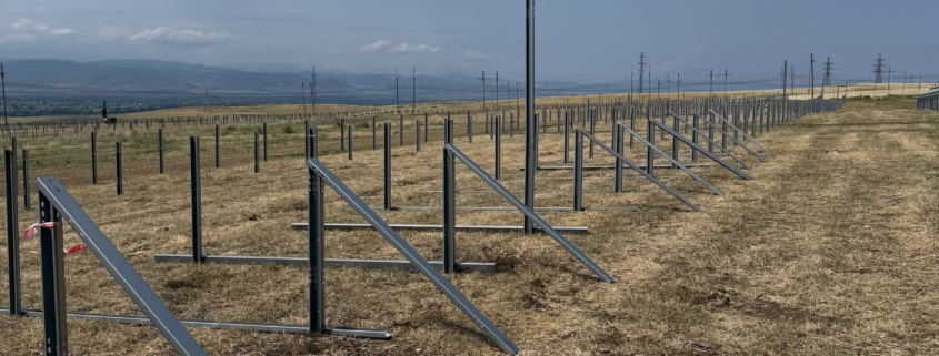 ISOTEC Solar ISOGROUND montaj sistemi referansı - Gürcistan Marneuli, sıra sıra kurulan arazi yapısı
