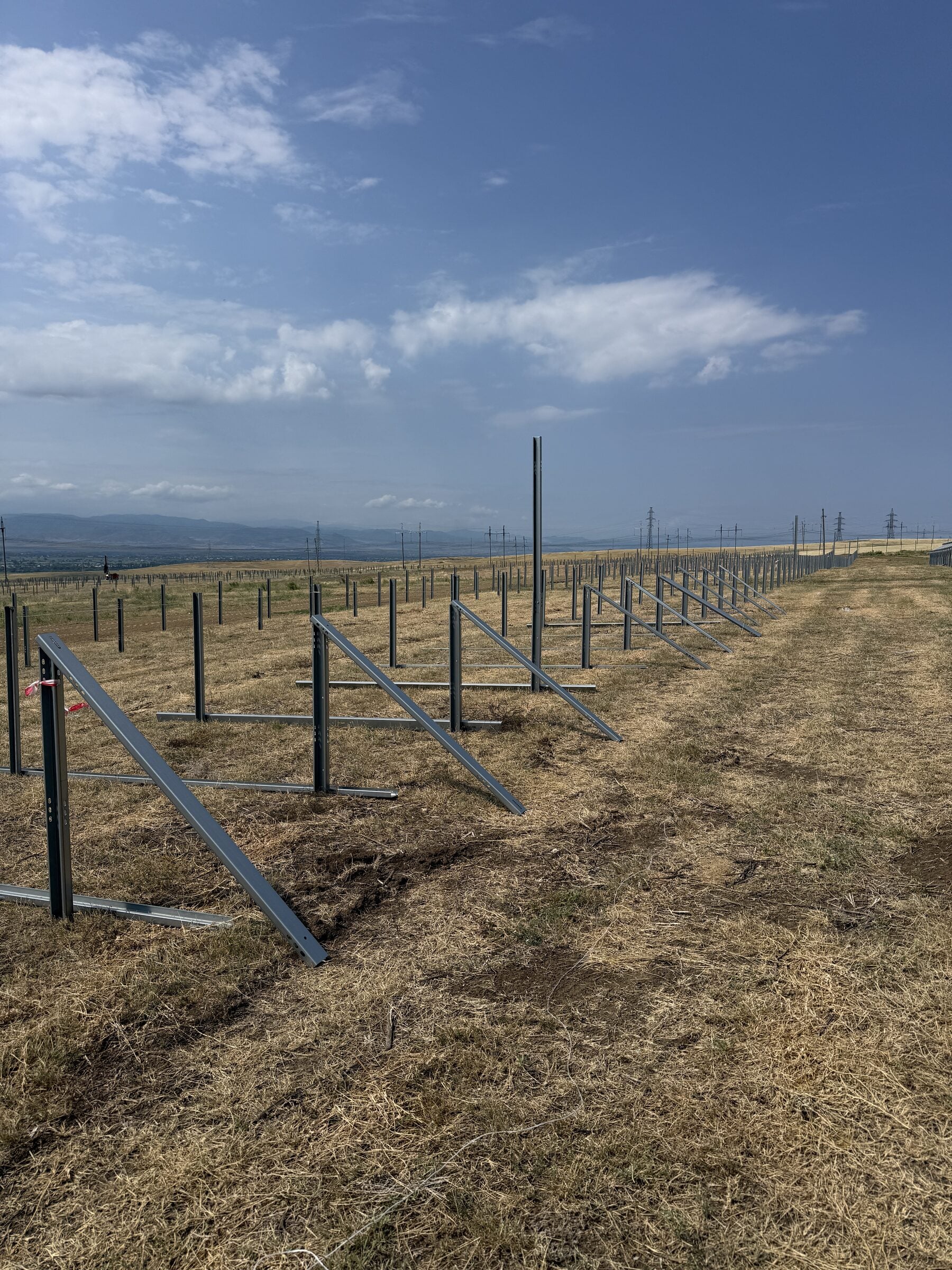 ISOTEC Solar ISOGROUND montaj sistemi referansı - Gürcistan Marneuli, sıra sıra kurulan arazi yapısı