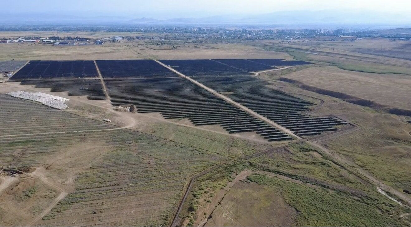 ISOTEC Solar ISOGROUND arazi montaj sistemi - Gürcistan Marneuli 75 MW proje sahası, drone görüntüsü 1